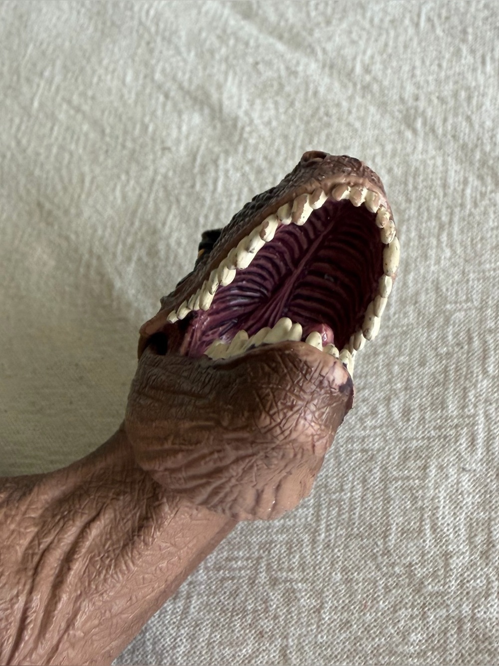 Schleich Giganotosaurus Dinosaur Figure Toy - Picture 7 of 7